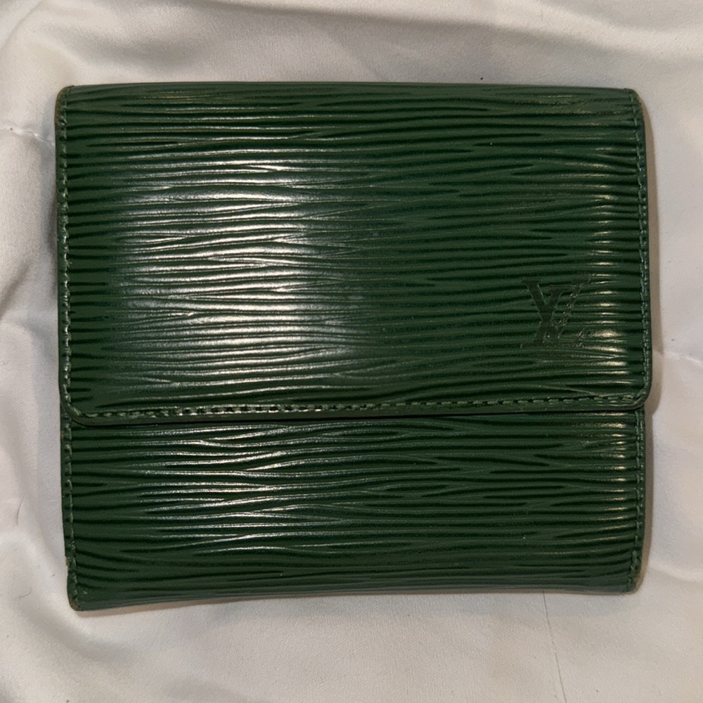 LOUIS VUITTON EPI GORGEOUS GREEN LEATHER WALLET IS COMPACT BUT FITS EVERYTHING👛